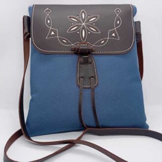 Bandolera de lona con solapa azul.